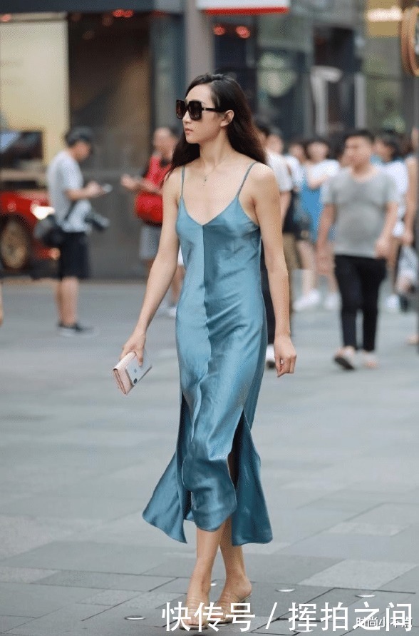 美女穿睡裙出门还嫌热，在裙子两侧“剪一刀”，走路都跑风了
