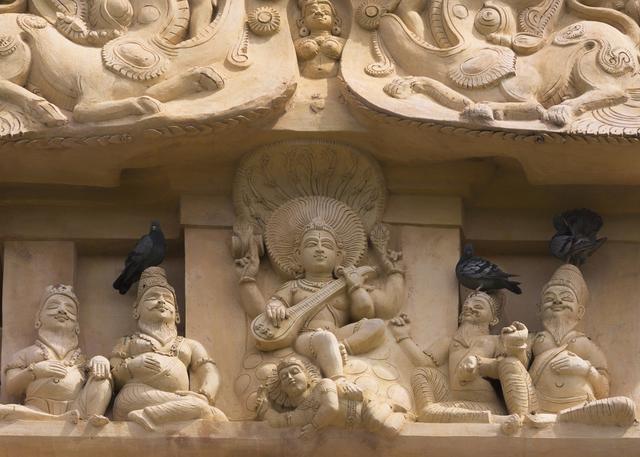 老年|这里的建筑风格有些吴哥窟的味道,但是规模小的多,还是值得一览