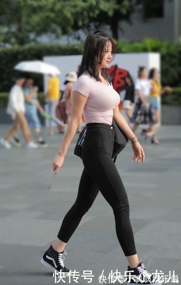 紧身牛仔裤 穿搭紧身T恤+紧身牛仔裤,配上樱桃小嘴,轻熟气质出街