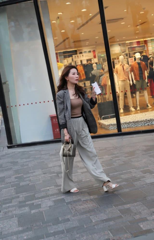 街拍:高贵又典雅的小美女,碎花连衣裙精致唯美,休闲又不失女人味