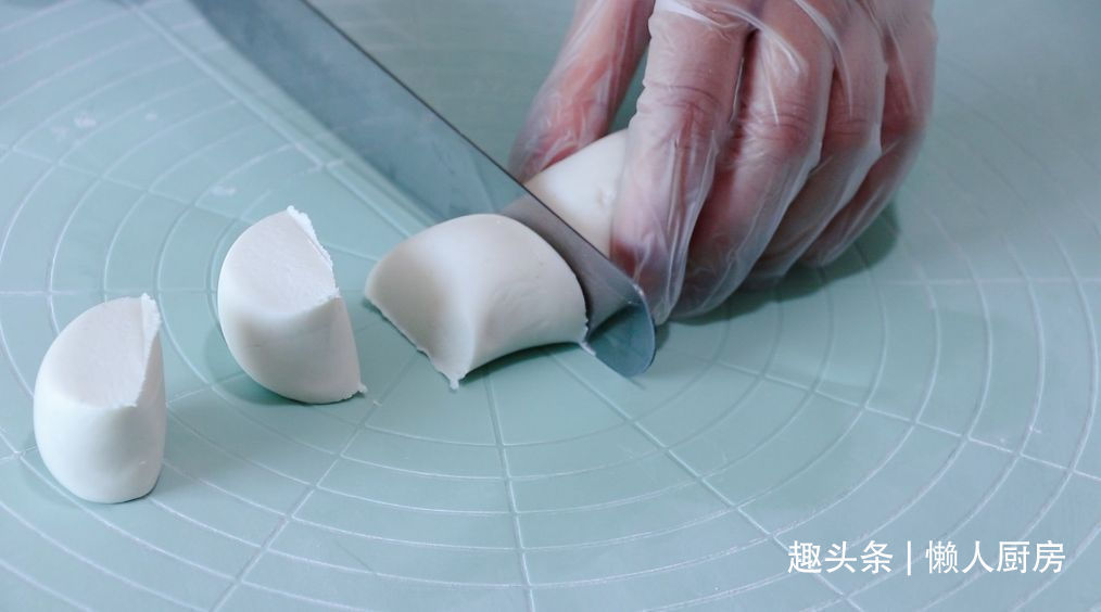 年糕不用买,撒点糯米粉,加点热水自己做,咬一口,还会爆浆