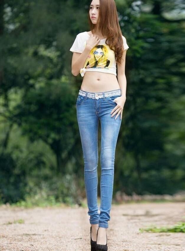 质感|紧身牛仔裤美女,穿出好看迷人的身段,养眼又优雅