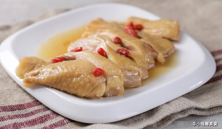 电饭锅|把整只鸡丢进电饭锅，不加一滴水，出锅后连骨头都想啃干净