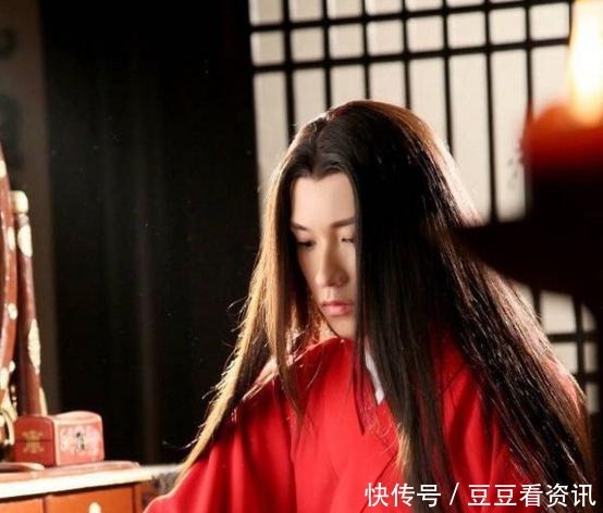 慕容离烽火淬就美人,美不在那一身的颜色,而是那永不褪色的风华