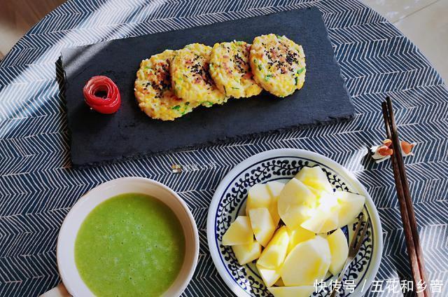 配杯|剩米饭别再炒饭了,教你做米饭鸡蛋饼,配杯蔬菜浓汤,早餐吃美了