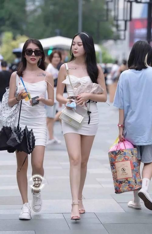 颜色 文艺清新的连衣裙装扮低调不失高贵,如花美眷神采迷人,青春阳光