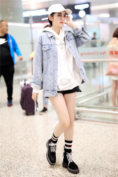 女人40以后,如果不差钱的话,春天建议买这5种外套,时髦又减龄