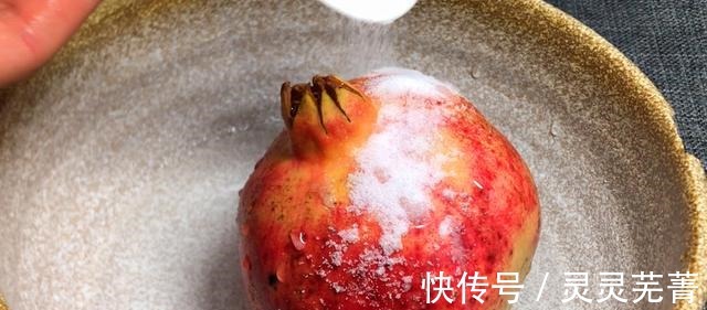 石榴籽|才知道,石榴上有一个小开关,勺子轻轻一敲,石榴籽自动马上脱落!