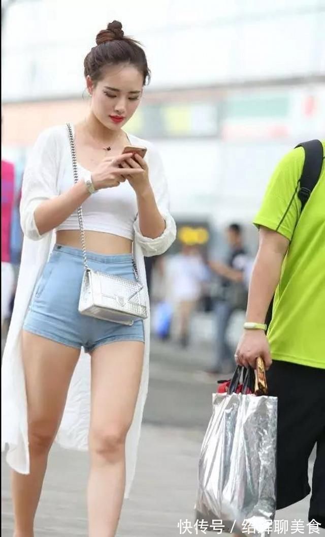 牛仔外套|街拍:夏日配一条牛仔超短裤,也是美不胜收