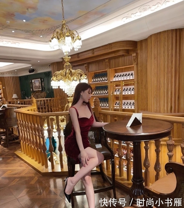 酒红色 成熟女人穿搭丝绒裙,颜色和版型挑选好,也可以穿出性感的优雅美