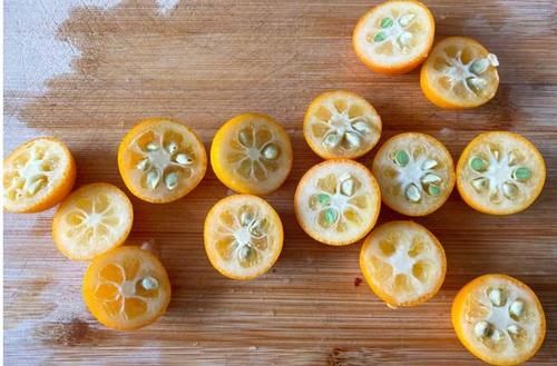 冬季，給家人做上一碗這樣的甜湯，潤肺止咳，價錢低廉