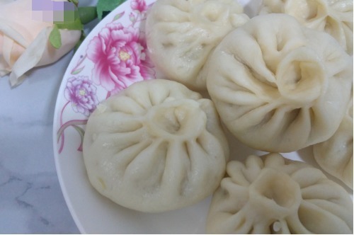 这个包子没有肉却特别鲜，只用俩食材，一个负责香，一个负责鲜！