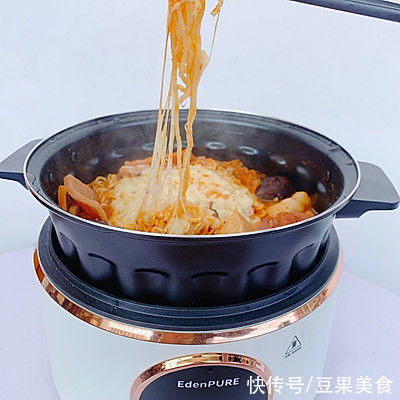 这道韩式部队火锅一上桌，全家都爱吃