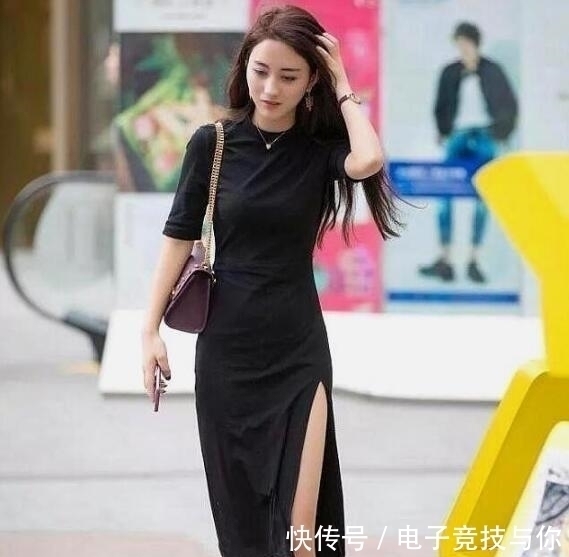 露脐|时尚街拍,灰色的露脐紧身T恤衫,走路自带气质,养眼又好看