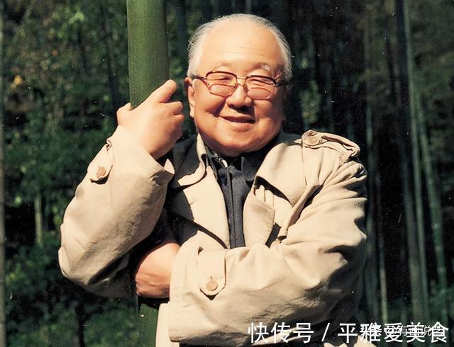 三个字|郭沫若、启功、徐悲鸿题写荣宝斋,哪个最好?