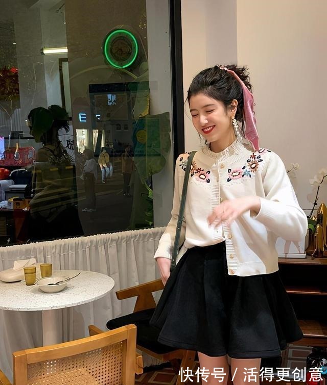 视觉效果 毛衣怎么穿才好看今年流行这3种搭配，温暖并时髦你整个秋冬！