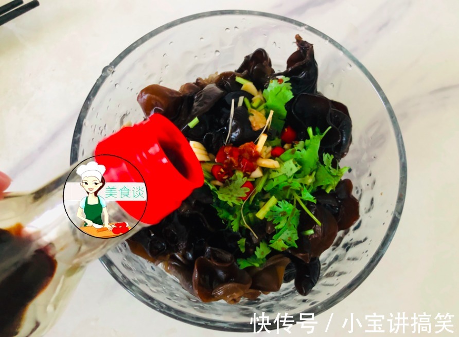 泡木耳别直接加水！大厨教您一招，晃一晃2分钟泡发，又软又干净