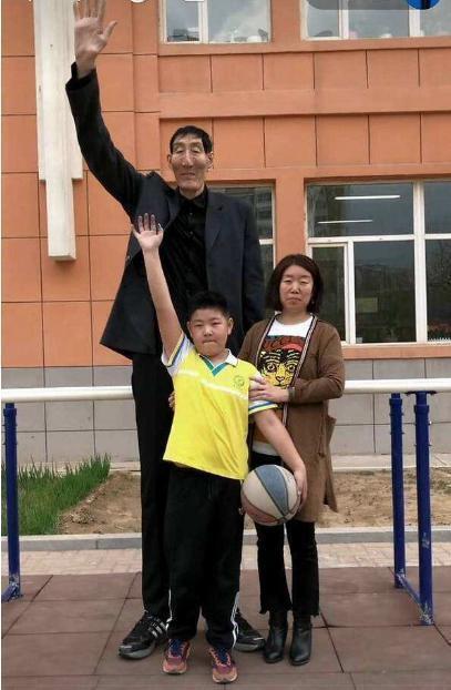 两米高|中国第一巨人娶小28岁妻子，不顾医生劝阻生子，今儿子长大了