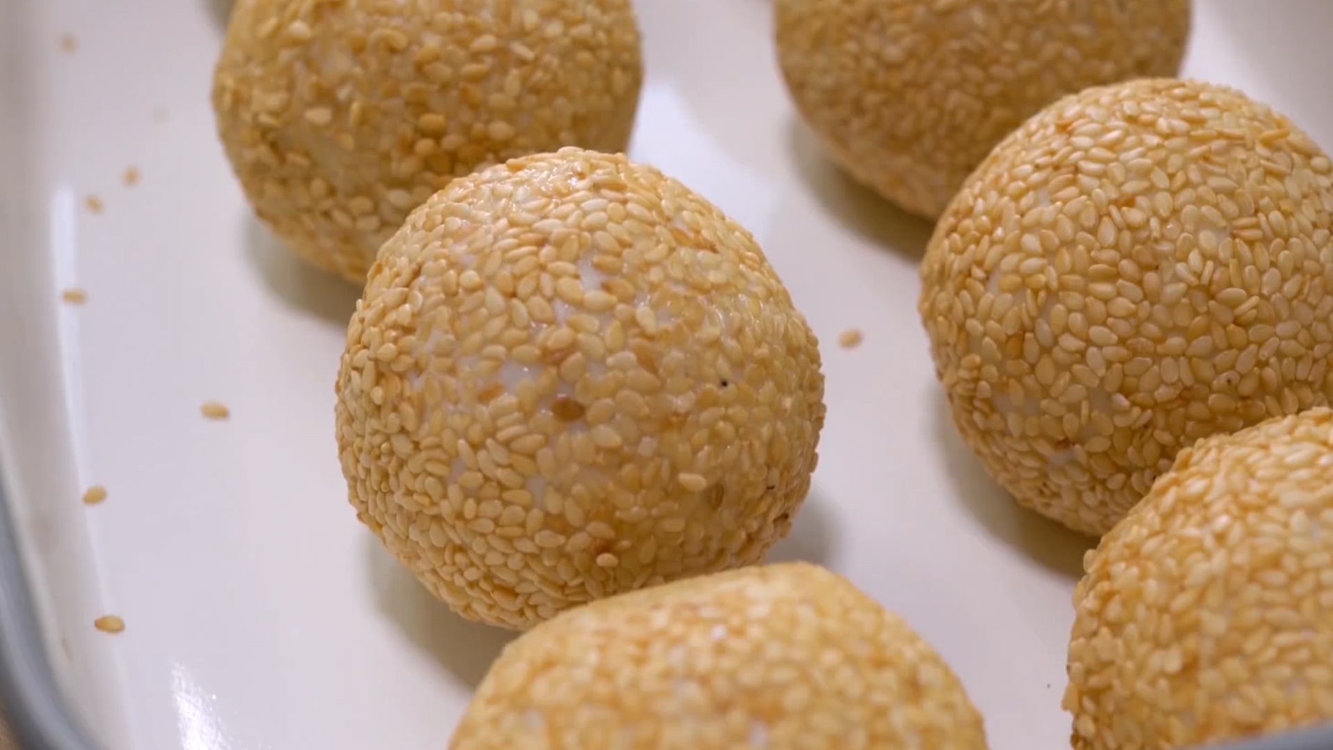 偷偷告诉你炸麻团的技巧,个个空心又香又脆,出锅全家抢着吃