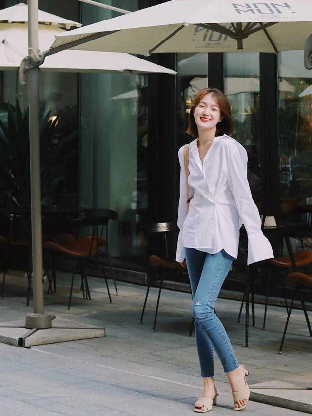 牛仔裤|普通女孩如何穿搭？白色衬衫搭配牛仔裤，也可以很精致又洋气