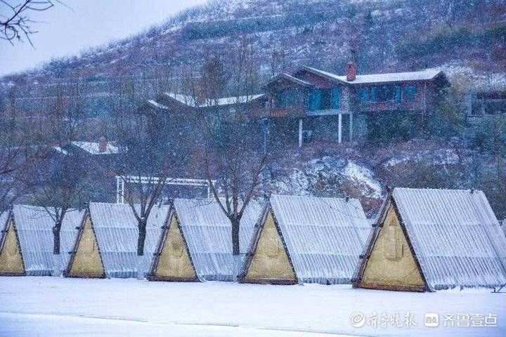 齐鲁壹点|济南南山冰天雪地木屋内炉火熊熊，这些游客可真会玩