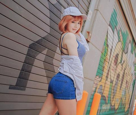 吊带背心|短发少女街拍,牛仔短裤,穿出你纯纯的清秀气质