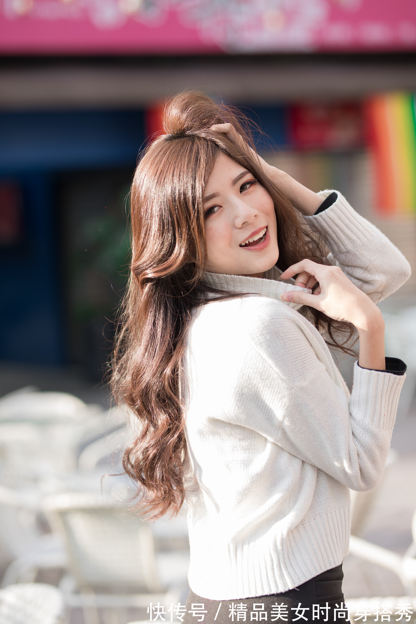 搭配|纯白色宽松毛衣,搭配一条半身裙,再配上松糕鞋,穿出不一样的美