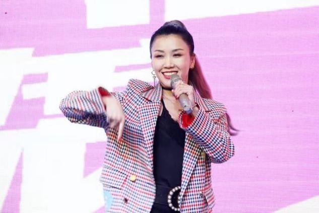 搭配 王蓉罕见出席活动胖变样,穿长筒靴大象腿勒出痕,胖后颜值却高了