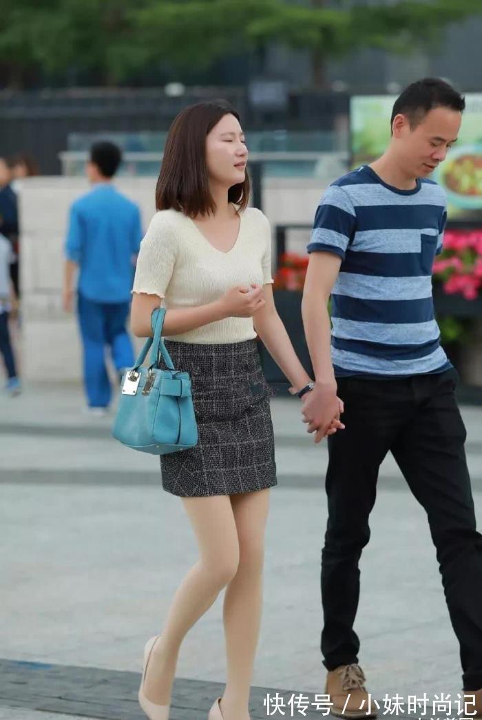 街拍 街拍:打扮简单大方的性感美少妇,优雅的气质男子好福气!