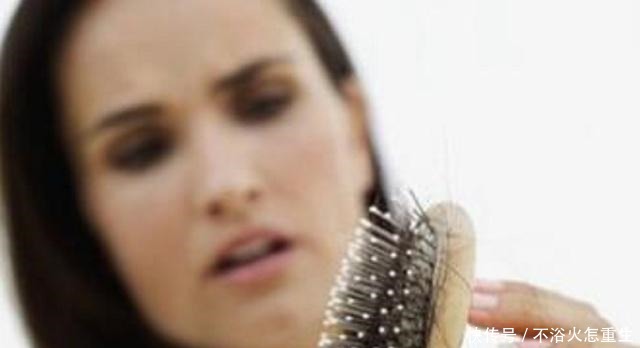 女人洗头时,别刚打湿就抹洗发水,怪不得脱发还油得快!