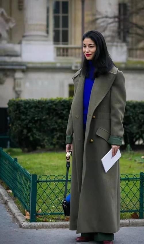 2021年流行的高级色，很适合皮肤黄黑的女人，时髦显白有气质黄黑皮能穿流行色吗？2021流行色推荐高级色搭配运用法则：