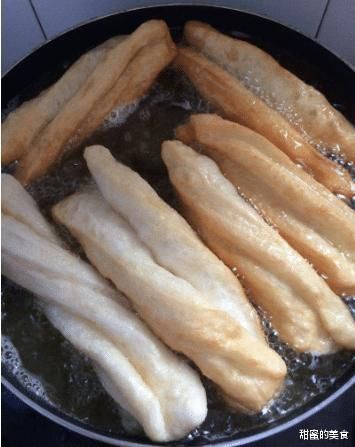 干面粉|八旬奶奶的炸油条方法,用泡打粉,小苏打全错,用“它”金黄酥脆