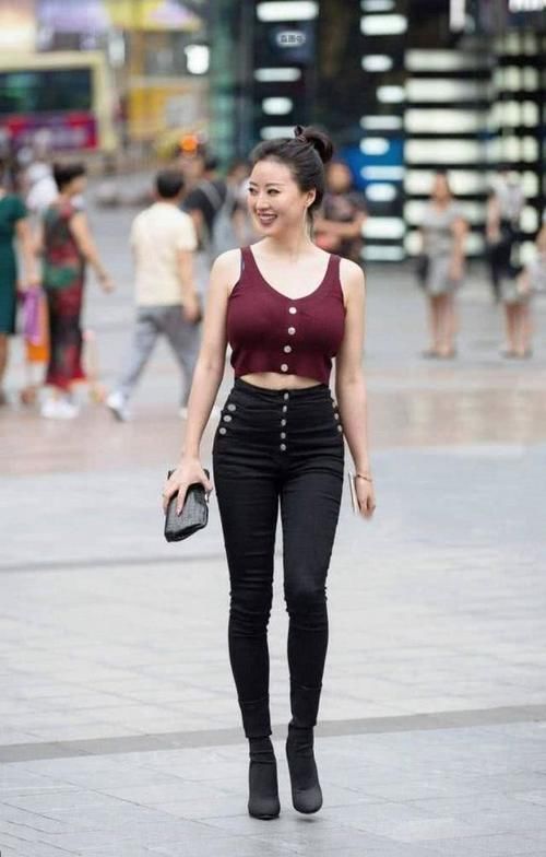 小姐姐|白色T恤,搭配宝蓝色的瑜伽裤,清新可人时尚休闲!