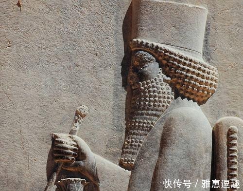 挂于|以斯帖设鸿门宴招待哈曼，哈曼被挂于自己为末底改做的木架