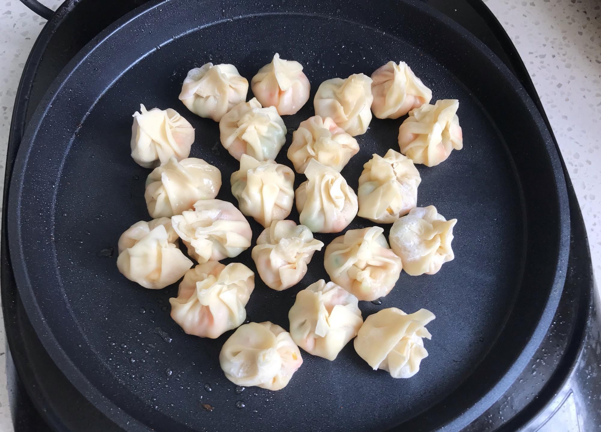 馄饨皮别再煮了，教你新吃法，10分钟做1锅营养美味，孩子抢着吃