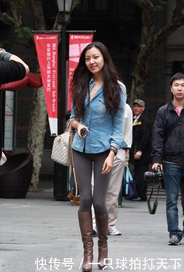 牛仔衬衫搭配灰色打底裤,青春靓丽,活泼可爱