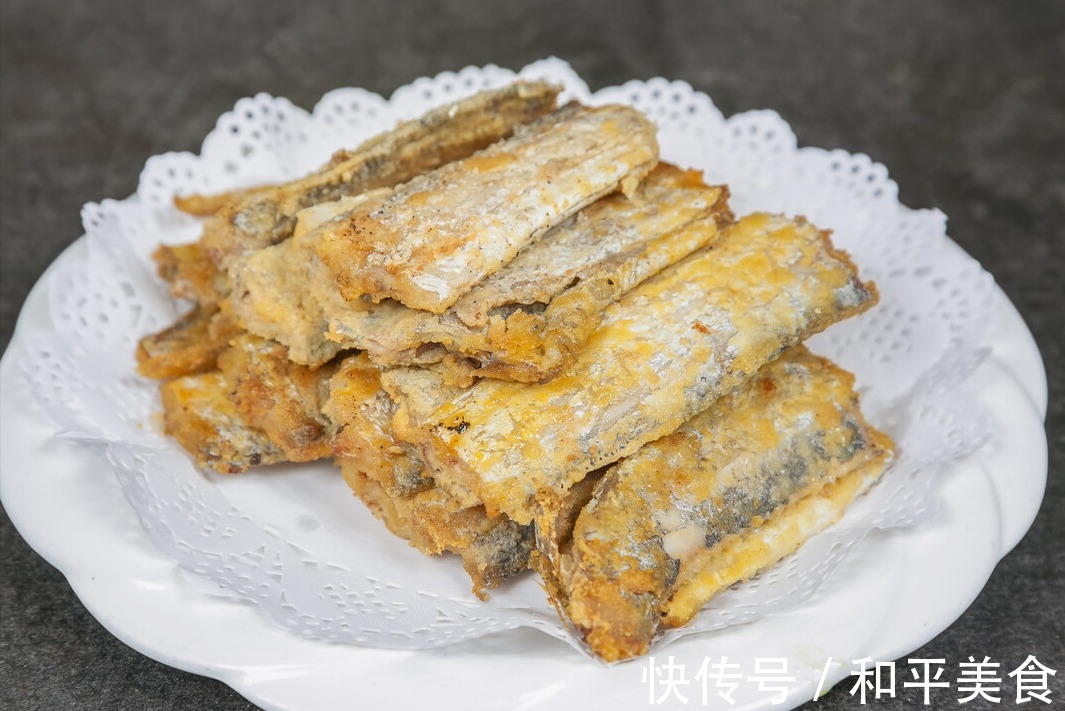 炸带鱼|炸带鱼用面粉还是淀粉酒店大厨教你一招，带鱼外焦里嫩还不腥