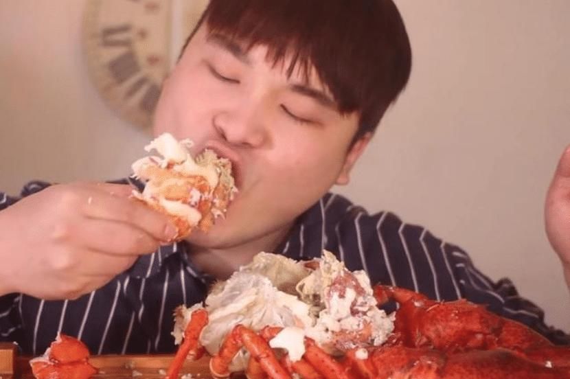 大胃王到越南吃海鲜,点20只螃蟹50只大龙虾,结账完却被老板叫住