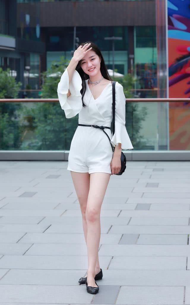 休闲时髦的搭配很显街头风，可以让你轻松打造靓丽的造型感