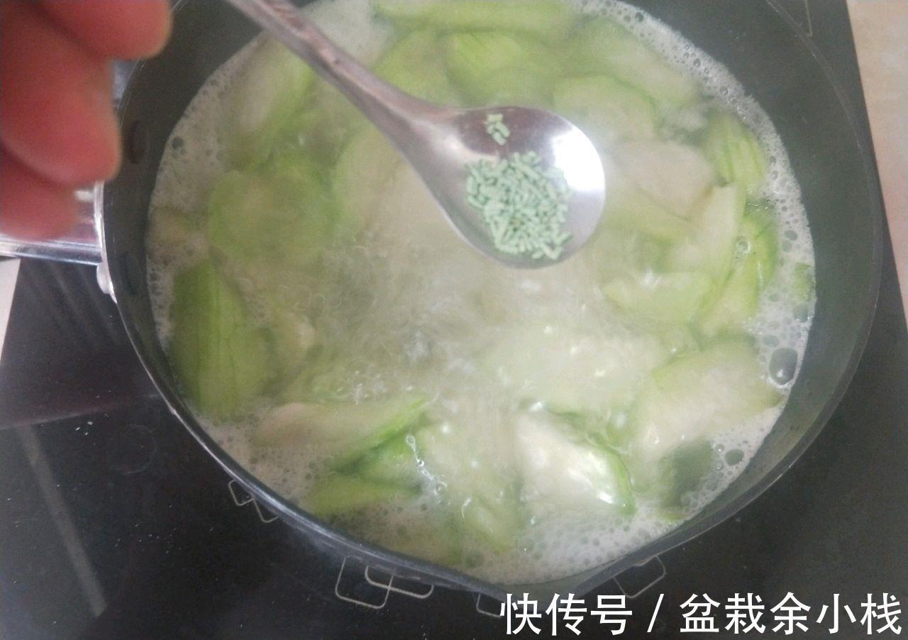 排骨汤|夏天要多喝丝瓜汤，清热下火营养高，低脂高钙比排骨汤更养人