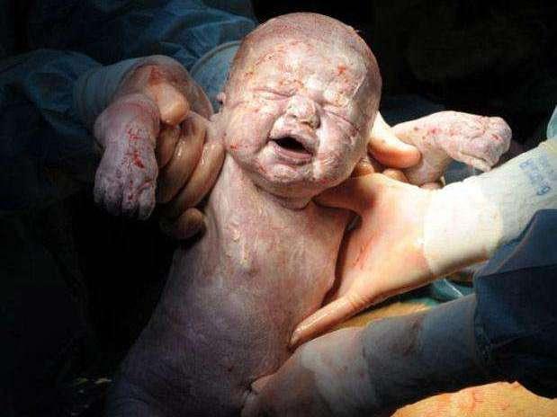 丑态|孩子刚出生老公嫌“丑”,婆婆却夸很漂亮,一个月后终于理解了