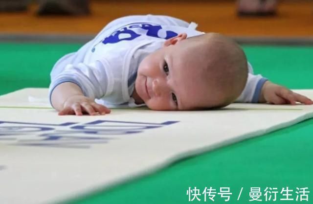 协调性|小婴儿几个月会爬是正常的?家长不必太心急,宝宝学爬有规律