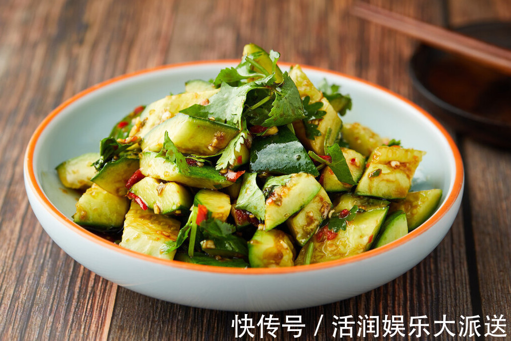 好吃|凉拌黄瓜,直接用盐腌就错了,多做1步,黄瓜更清脆,好吃又入味