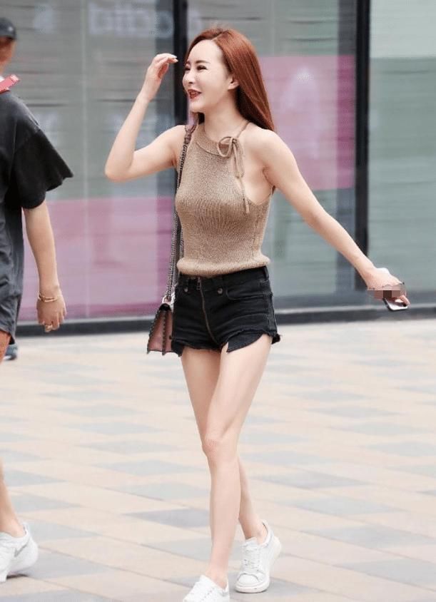 嫂子出门吊带坏了,直接系个“蝴蝶结”,却吸引了不少路人前来搭讪