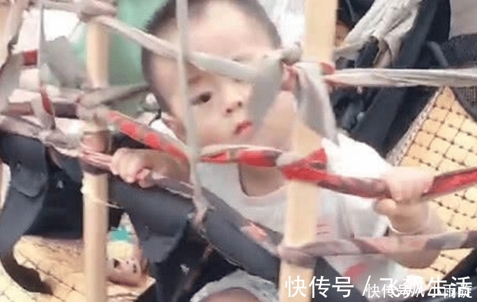 奶奶|奶奶带双胞胎宝宝出门,回头率太高,网友调侃确实是奶奶的风格