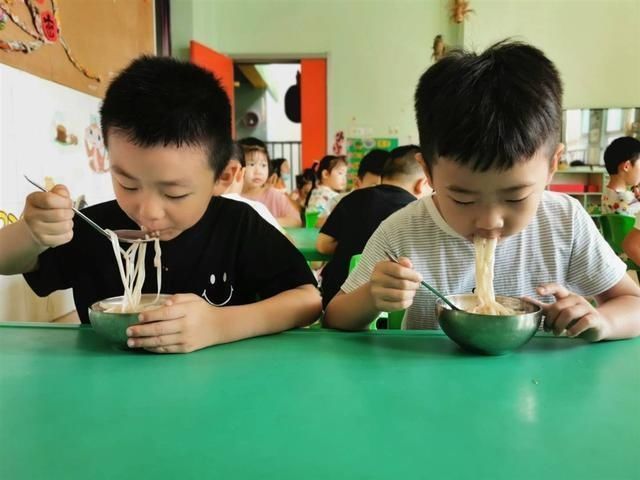 小米粥|孩子积食是因面条吃多了吗？医生：给娃消积食，4种食物尽量少吃