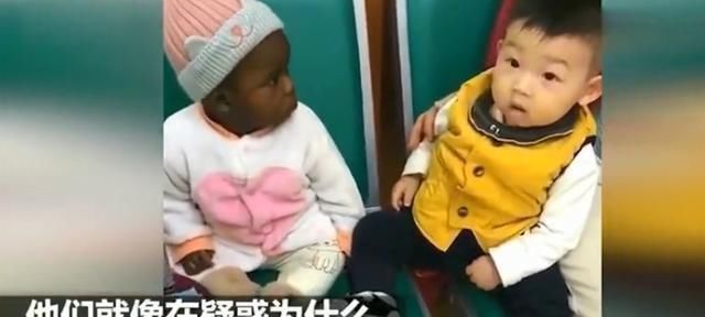 中国男孩医院偶遇黑人宝宝，俩娃互相打量的一幕，逗笑医护人员