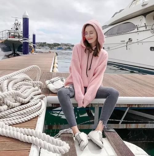 高跟鞋 卫衣绝对是最时髦的单品，穿上后秒变气质少女，满满的少女感