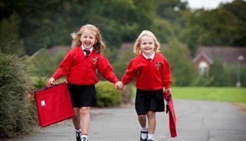 哥哥|双胞胎宝宝吃饭,哥哥却呼呼大睡,弟弟赶紧“趁人之危”笑翻宝妈