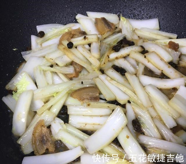 豆豉油渣炒白菜,咸香下饭,简单快手菜~!
